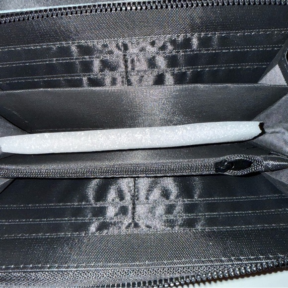 Ed Hardy wallet wrislet with Floral and Heart Design - Picture 4 of 4